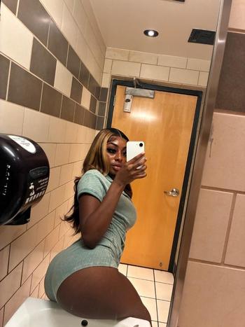 Moneiii, 21  female escort, Biloxi